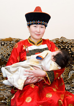蒙古女人持有她的婴儿