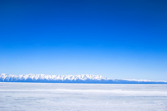 冻冬天贝加尔湖远山背景