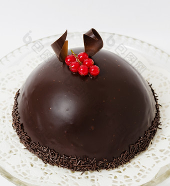 半球形的巧克力蛋糕与蔓越莓嫩枝前