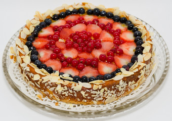 奶酪蛋糕装饰与草莓越桔而且红醋栗