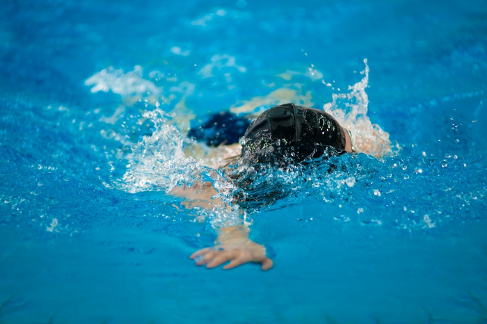 游泳运动员游泳室内池图片