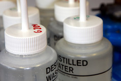 塑料瓶与Destilled水化学实验室