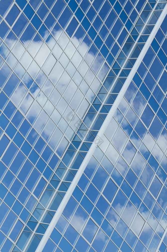 玻璃建筑与云反射图片