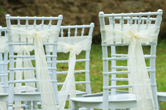 婚礼白色椅子装饰与丝带