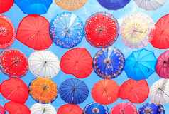 五彩缤纷的雨伞挂蓝色的天空背景