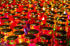 许多玻璃灯蜡烛纪念与灯晚上