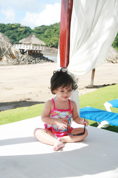 婴儿女孩太阳镜的海滩玩得到准备为的太阳