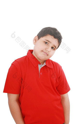 肖像快乐小年轻的男孩站与手口袋里在白色背景