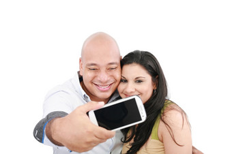 年轻的夫妇采取他们的图片移动电话焦点移动电话屏幕