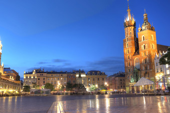 克拉科夫波兰7月视图主要市场广场kosciol圣玛丽日落7月克拉科夫波兰一个的最大中世纪的小镇广场欧洲