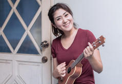 亚洲美丽的女人玩声吉他首页