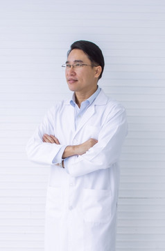 肖像亚洲聪明的医生穿眼镜和站教育和职业生涯概念
