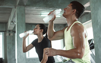 高加索人男人。和女人是喝水后做锻炼体育运动和健康的概念