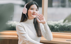 亚洲美丽的女人穿耳机听音乐冬天季节生活方式和休闲概念