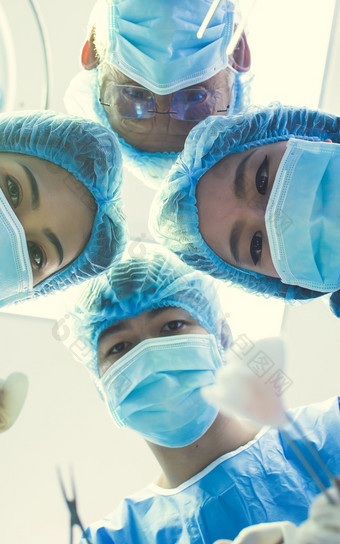 集团医疗团队迫切做外科手术操作和帮助病人剧院医院