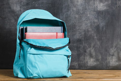 蓝色的背包与教科书