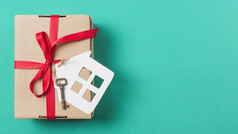 棕色（的）礼物盒子系与红色的丝带房子关键绿松石表面