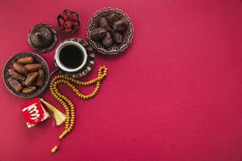 咖啡杯与日期水果珠子