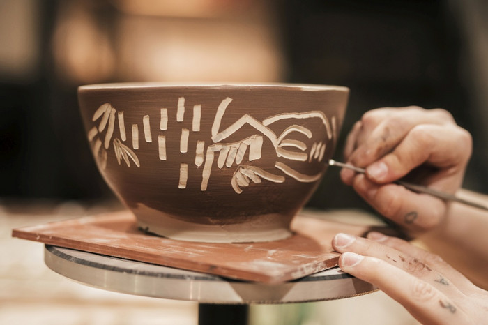 女手雕刻油漆碗高决议照片女手雕刻油漆碗高图片