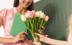 女孩将花束花她的老师