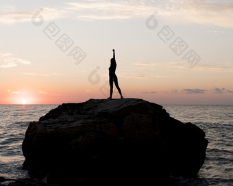 长拍摄女人运动服装享受日落决议和高<strong>质量</strong>美丽的照片长拍摄女人运动服装享受日落高<strong>质量</strong>和决议美丽的照片概念