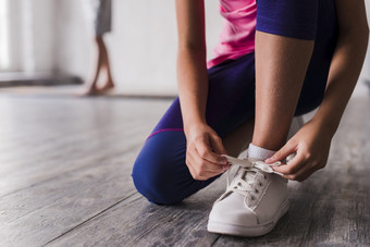 低部分女孩系鞋带白色鞋子决议和高<strong>质量</strong>美丽的照片低部分女孩系鞋带白色鞋子高<strong>质量</strong>和决议美丽的照片概念