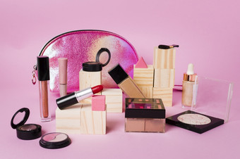 化妆产品光滑的化妆品袋粉红色的背景决议和高质量美丽的照片化妆产品光滑的化妆品袋粉红色的背景高质量和决议美丽的照片概念