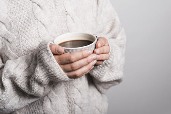 中期部分女人羊毛衣服持有咖啡杯决议和高<strong>质量</strong>美丽的照片中期部分女人羊毛衣服持有咖啡杯高<strong>质量</strong>和决议美丽的照片概念