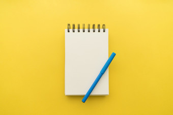 记事本与笔黄色的背景决议和高质量美丽的照片记事本与笔黄色的背景高质量和决议美丽的照片概念