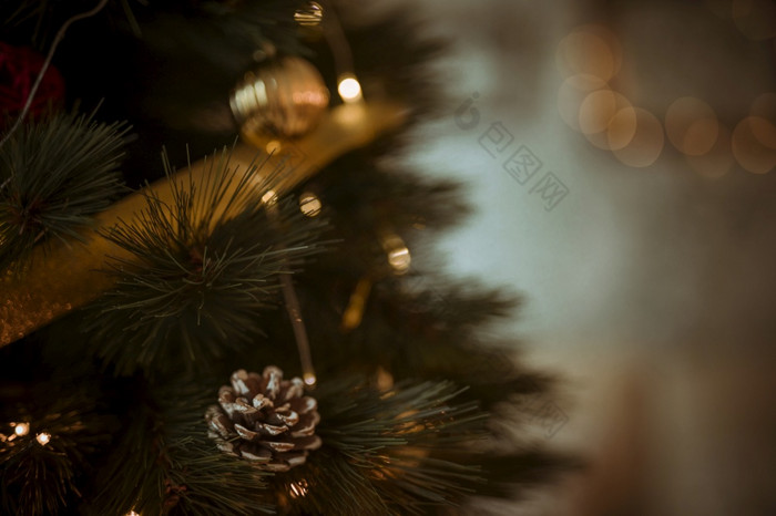 松锥圣诞节树装饰与花环球决议和高质量美丽的照片松锥圣诞节树装饰与花环球高质量和决议美丽的照片概念