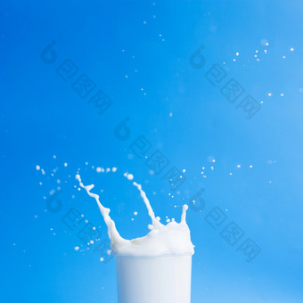 倒牛奶出玻璃决议和高质量美丽的照片倒牛奶出玻璃高质量和决议美丽的照片概念
