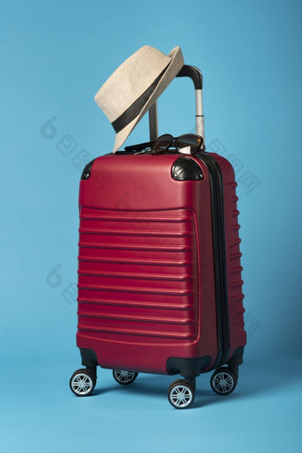 红色的<strong>行李</strong>与蓝色的背景决议和高质量美丽的照片红色的<strong>行李</strong>与蓝色的背景高质量和决议美丽的照片概念