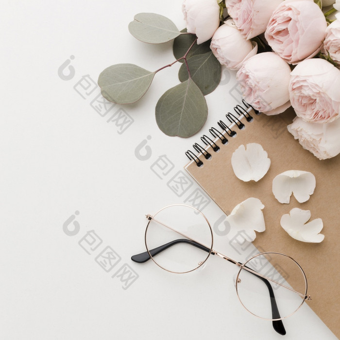 玫瑰花与叶子安排与眼镜高视图决议和高质量美丽的照片玫瑰花与叶子安排与眼镜高视图高质量和决议美丽的照片概念