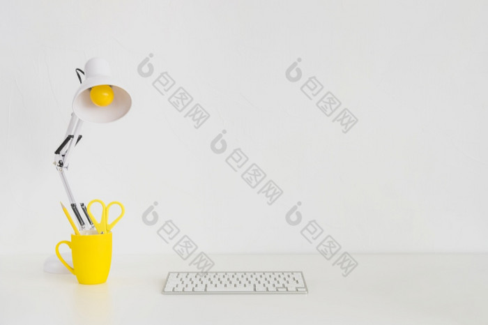宽敞的工作场所与黄色的杯子键盘决议和高质量美丽的照片宽敞的工作场所与黄色的杯子键盘高质量和决议美丽的照片概念