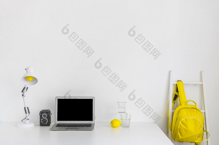 时尚的工作场所白色黄色的颜色与背包移动PC决议和高质量美丽的照片时尚的工作场所白色黄色的颜色与背包移动PC高质量和决议美丽的照片概念