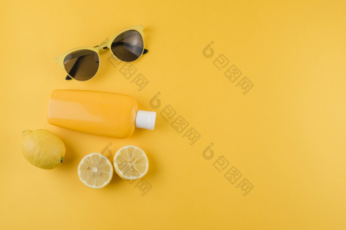 防晒霜乳液柠檬太阳镜黄色的背景决议和高质量美丽的照片防晒霜乳液柠檬太阳镜黄色的背景高质量和决议美丽的照片概念