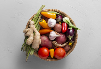 前视图篮子与分类蔬菜决议和高质量美丽的照片前视图篮子与分类蔬菜高质量和决议美丽的照片概念