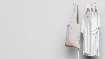 手提包袋白色衬衫复制空间背景决议和高质量美丽的照片手提包袋白色衬衫复制空间背景高质量和决议美丽的照片概念