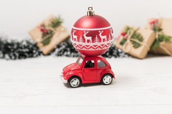 玩具车与红色的圣诞节球附近现在盒子决议和高质量美丽的照片玩具车与红色的圣诞节球附近现在盒子高质量和决议美丽的照片概念