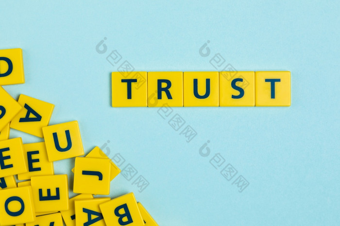 信任词拼字游戏瓷砖决议和高质量美丽的照片信任词拼字游戏瓷砖高质量和决议美丽的照片概念