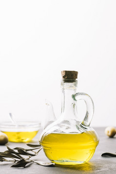 垂直拍摄橄榄石油瓶光决议和高质量美丽的照片垂直拍摄橄榄石油瓶光高质量和决议美丽的照片概念