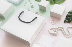 白色购物袋礼物盒子与珠宝彩色的背景决议和高质量美丽的照片白色购物袋礼物盒子与珠宝彩色的背景高质量和决议美丽的照片概念