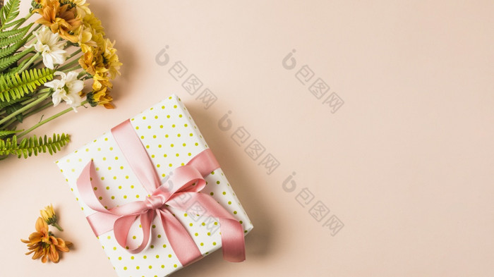 白色黄色的花花束附近包装现在盒子桃子表面决议和高质量美丽的照片白色黄色的花花束附近包装现在盒子桃子表面高质量和决议美丽的照片概念