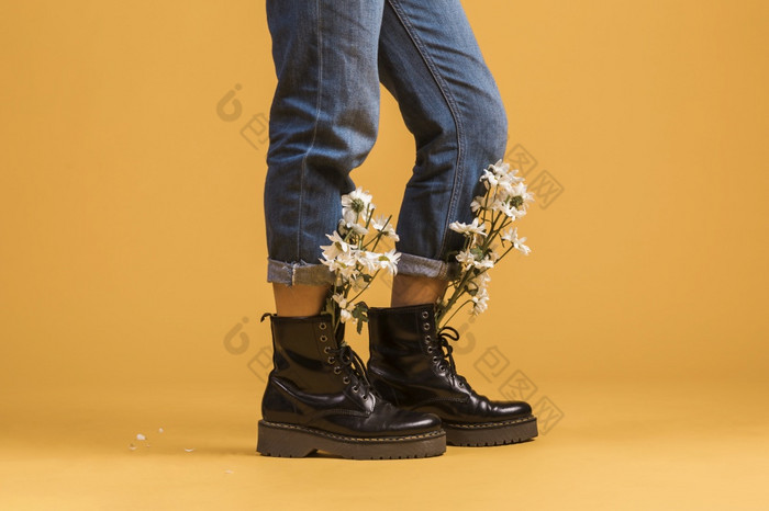 女人腿穿靴子与花内部决议和高质量美丽的照片女人腿穿靴子与花内部高质量和决议美丽的照片概念