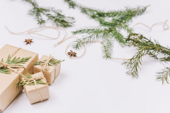 包装圣诞节礼物附近松柏科的树枝决议和高质量美丽的照片包装圣诞节礼物附近松柏科的树枝高质量和决议美丽的照片概念