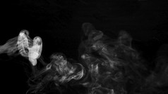 漩涡白色烟对黑色的黑暗背景决议和高质量美丽的照片漩涡白色烟对黑色的黑暗背景高质量美丽的照片概念