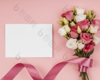 前视图美丽的玫瑰花束与空卡决议和高质量美丽的照片前视图美丽的玫瑰花束与空卡高质量美丽的照片概念