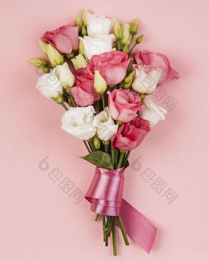 前视图美丽的玫瑰花束与粉红色的丝带决议和高质量美丽的照片前视图美丽的玫瑰花束与粉红色的丝带高质量美丽的照片概念