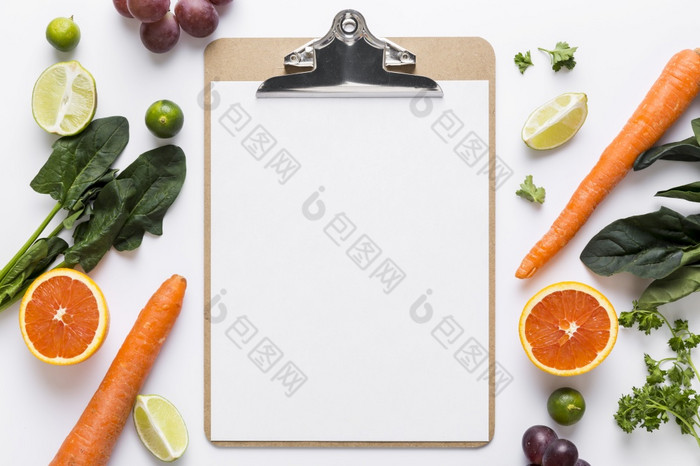 前视图空白菜单与菠菜胡萝卜决议和高质量美丽的照片前视图空白菜单与菠菜胡萝卜高质量美丽的照片概念