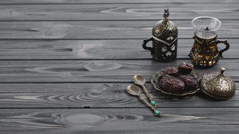 传统的土耳其阿拉伯语茶眼镜干日期与勺子木表格决议和高质量美丽的照片传统的土耳其阿拉伯语茶眼镜干日期与勺子木表格高质量美丽的照片概念
